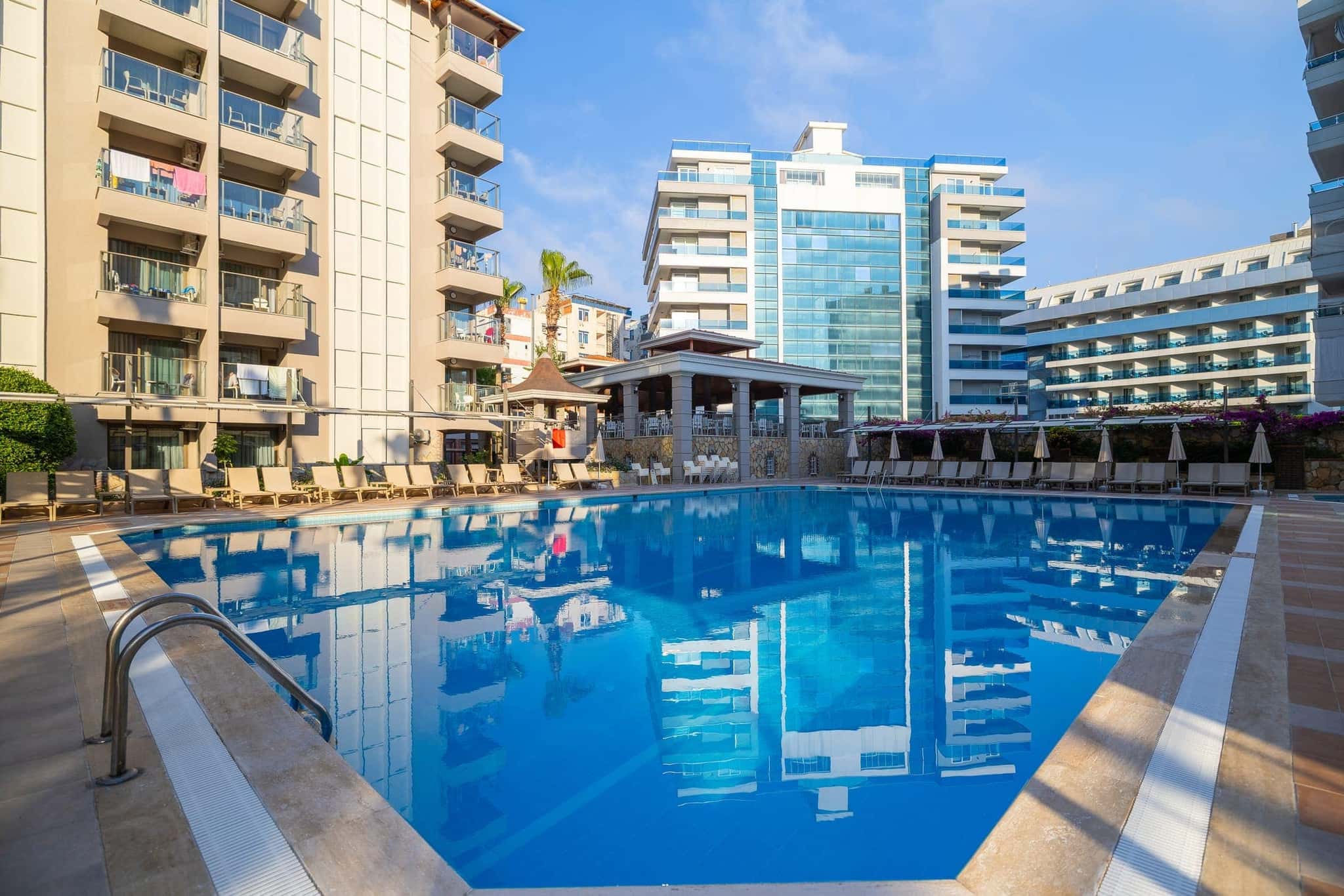 Sarıtaş Hotel Alanya açık yüzme havuzu, kaydıraklı havuz ve havuz başı bar