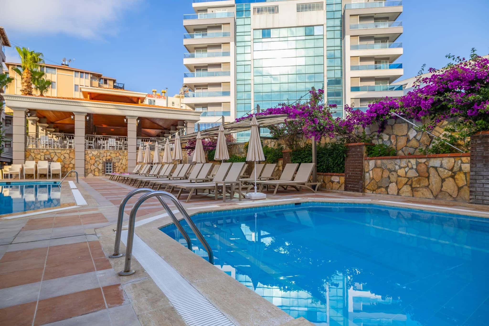 Sarıtaş Hotel Alanya açık yüzme havuzu, kaydıraklı havuz ve havuz başı bar