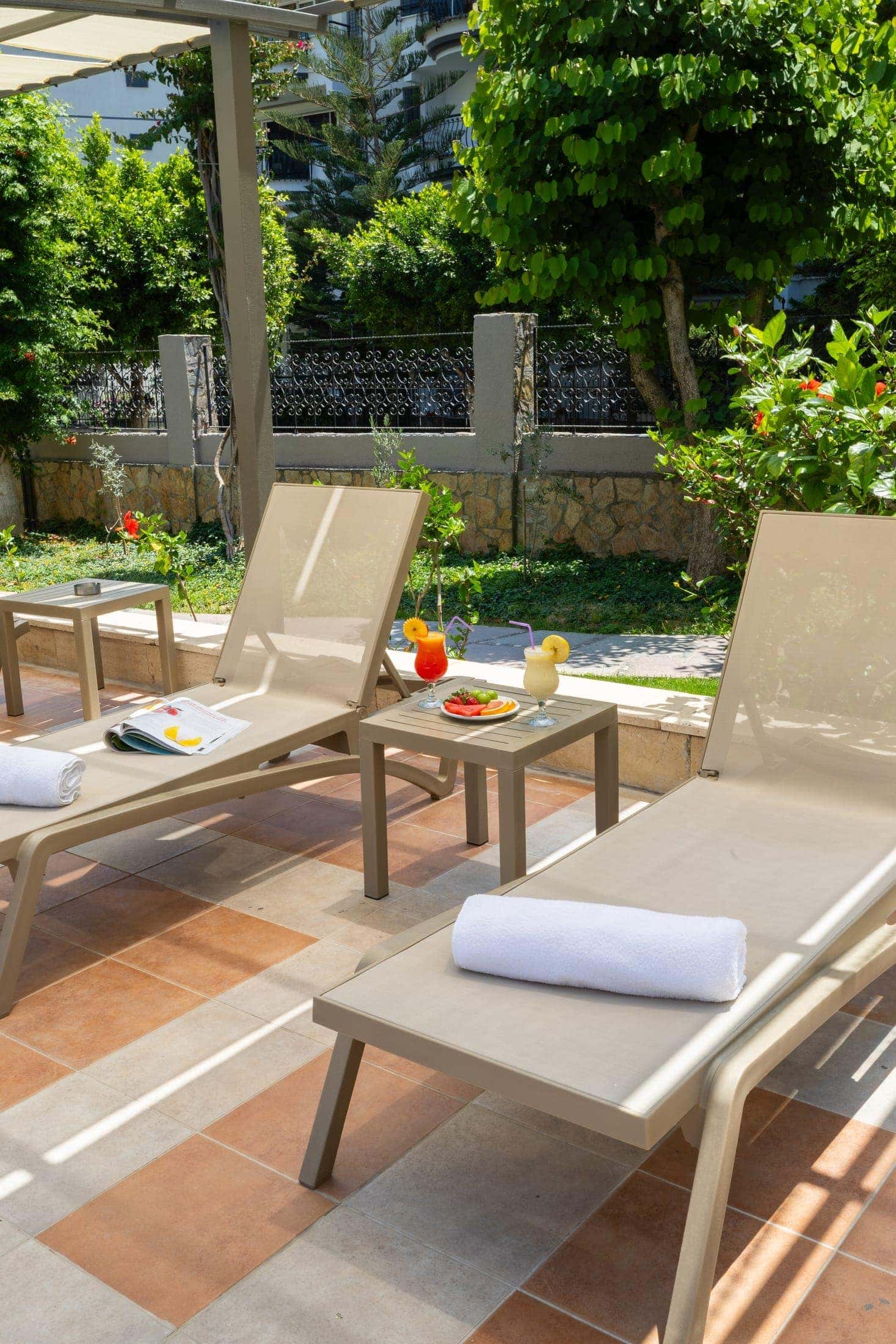 Sarıtaş Hotel yemyeşil bahçe ve dinlenme terasları — Alanya Tosmur