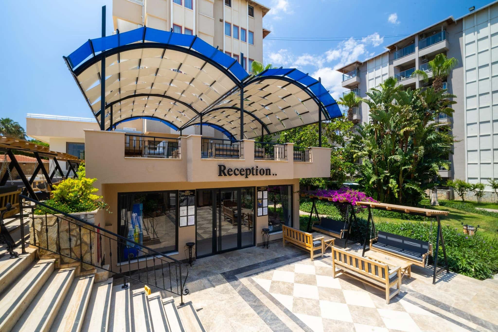 Sarıtaş Hotel yemyeşil bahçe ve dinlenme terasları — Alanya Tosmur