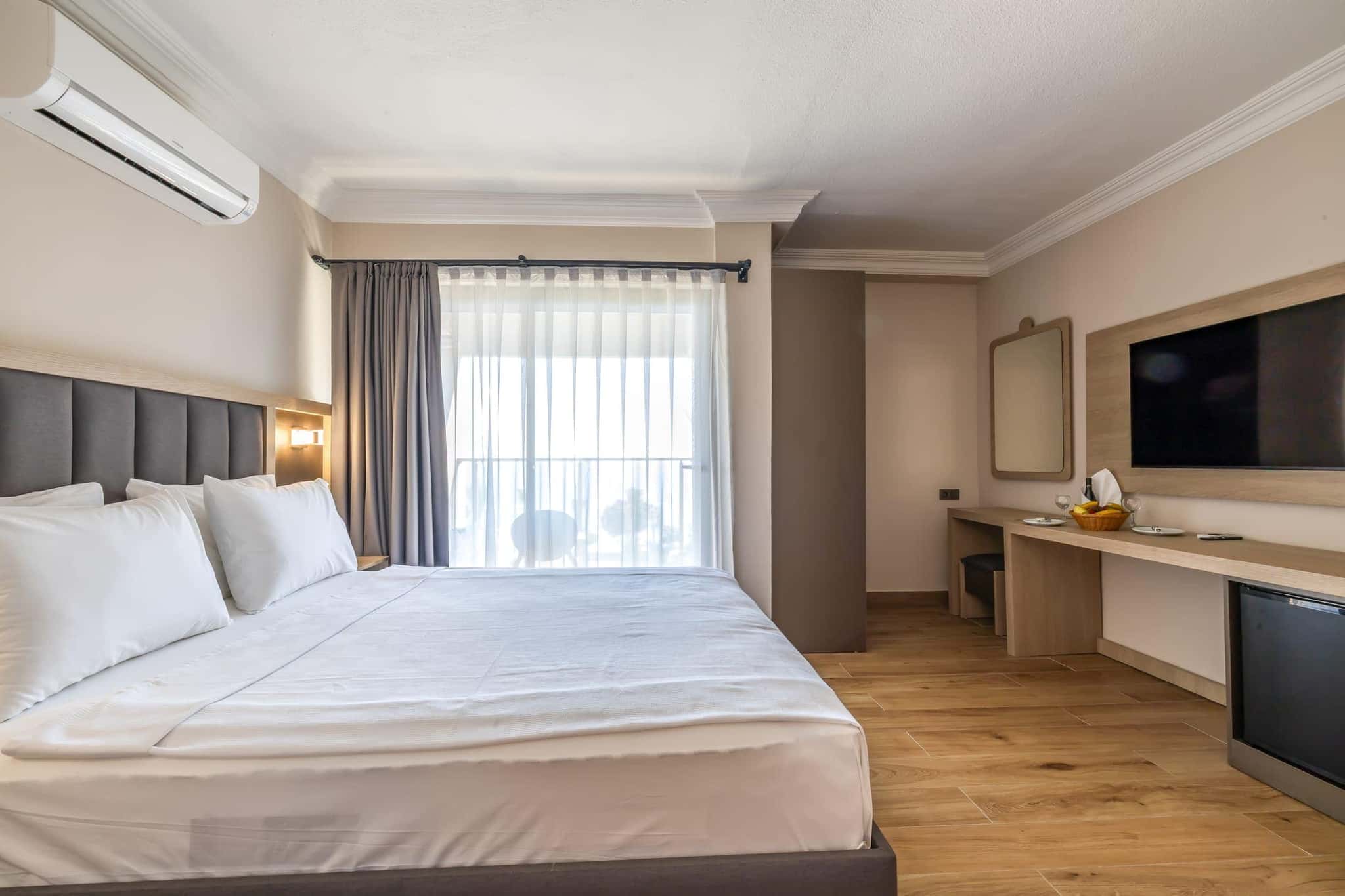 Sarıtaş Hotel modern oda banyosu ve donanımlı ünite