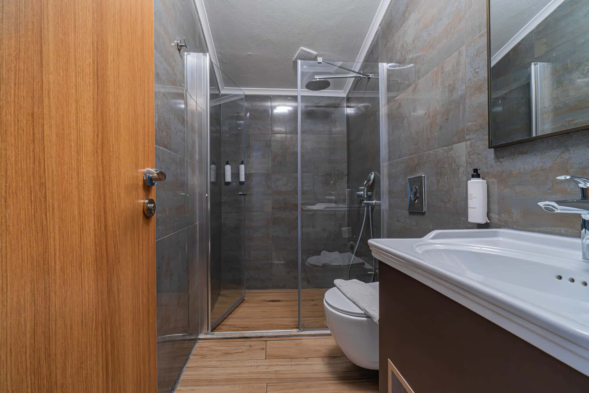 Sarıtaş Hotel modern oda banyosu ve donanımlı ünite