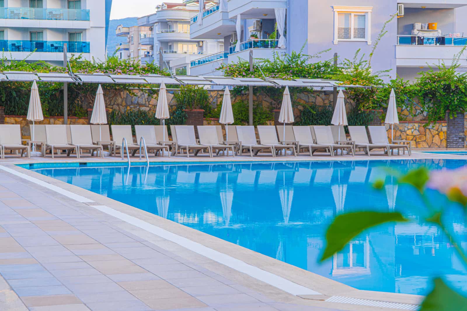 Sarıtaş Hotel Alanya açık yüzme havuzu, kaydıraklı havuz ve havuz başı bar