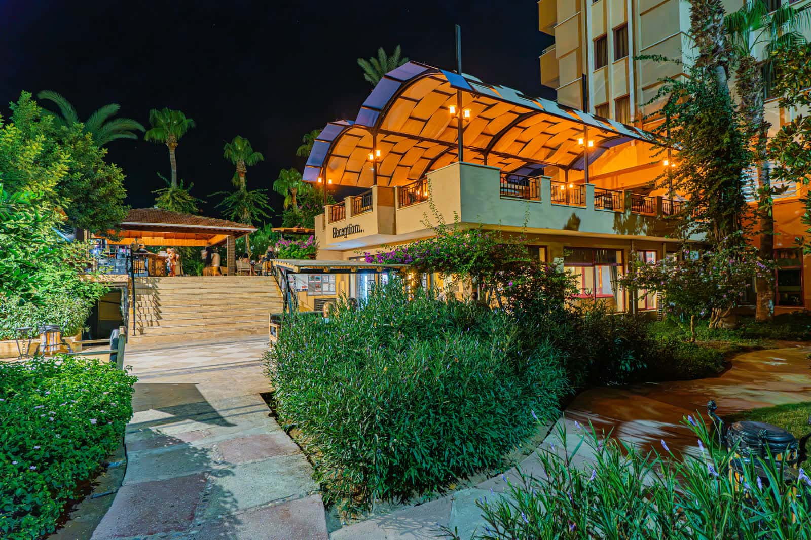 Sarıtaş Hotel yemyeşil bahçe ve dinlenme terasları — Alanya Tosmur