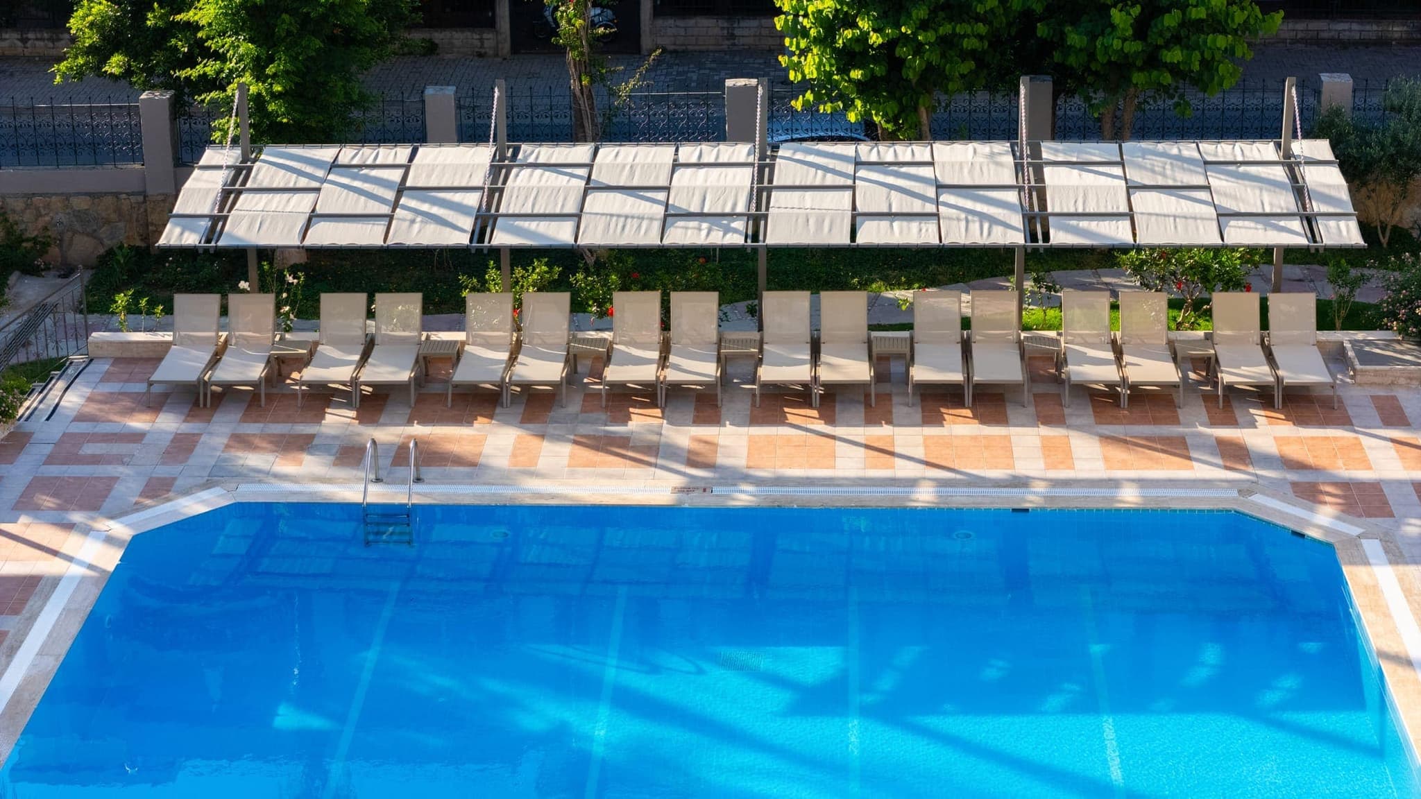 Sarıtaş Hotel Alanya açık yüzme havuzu, kaydıraklı havuz ve havuz başı bar