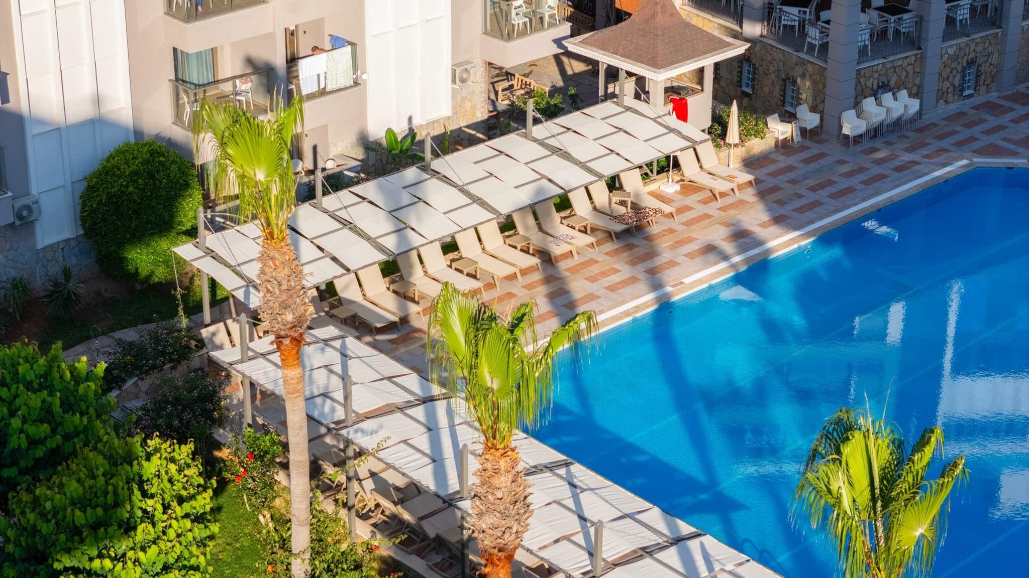 Sarıtaş Hotel Alanya açık yüzme havuzu, kaydıraklı havuz ve havuz başı bar