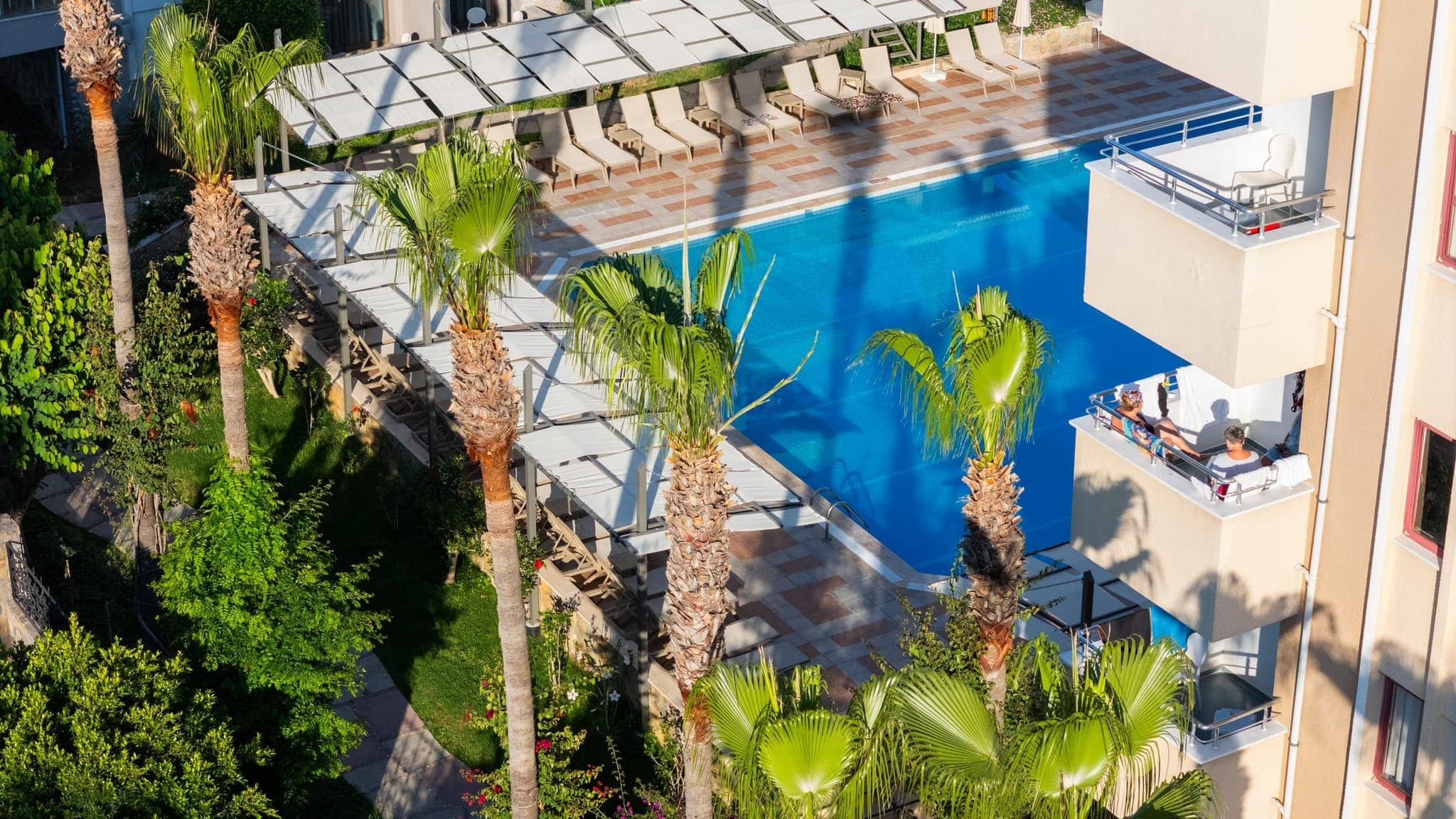 Sarıtaş Hotel Alanya açık yüzme havuzu, kaydıraklı havuz ve havuz başı bar