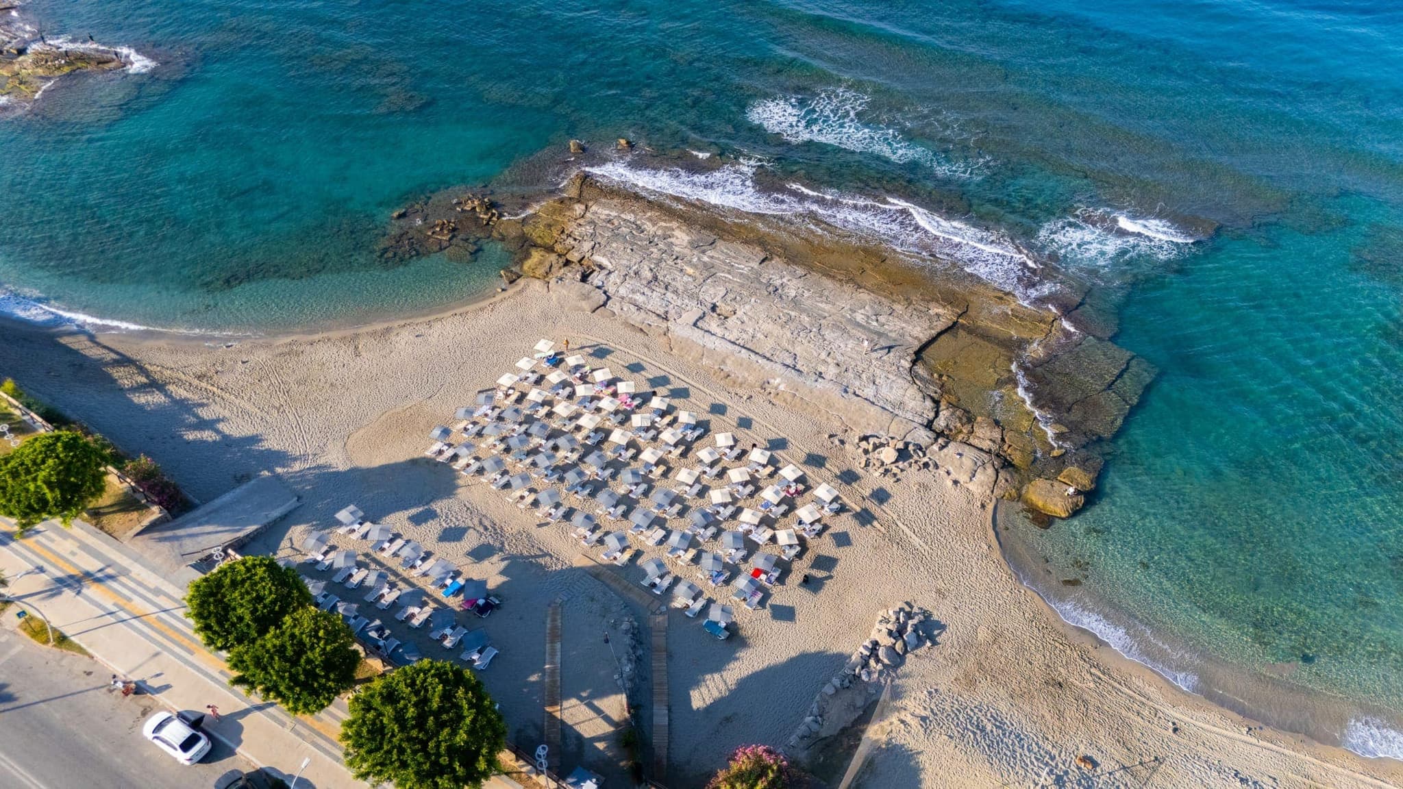 Sarıtaş Hotel denize sıfır özel kum plajı, şezlong ve şemsiye — Alanya Tosmur