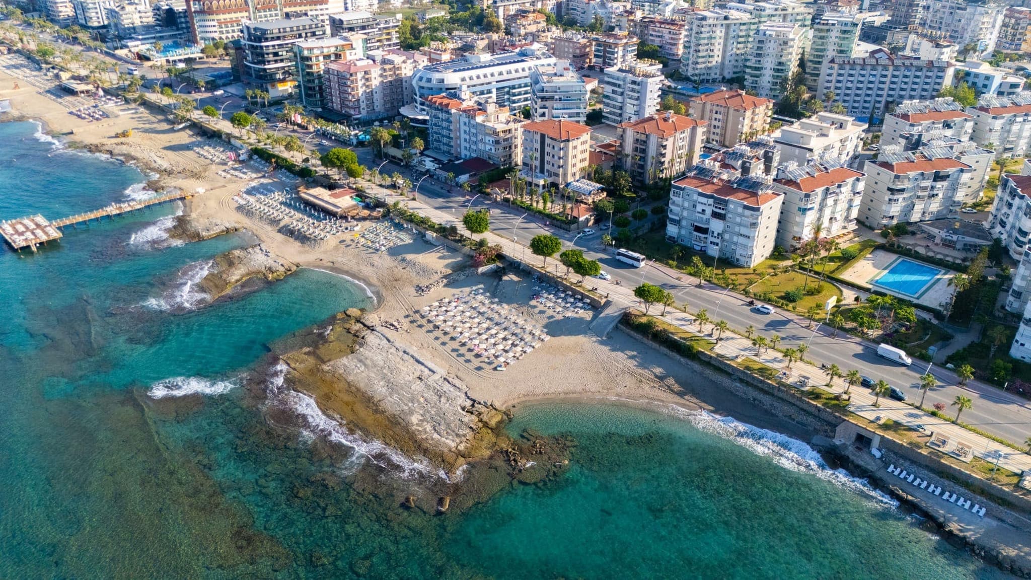 Sarıtaş Hotel denize sıfır özel kum plajı, şezlong ve şemsiye — Alanya Tosmur