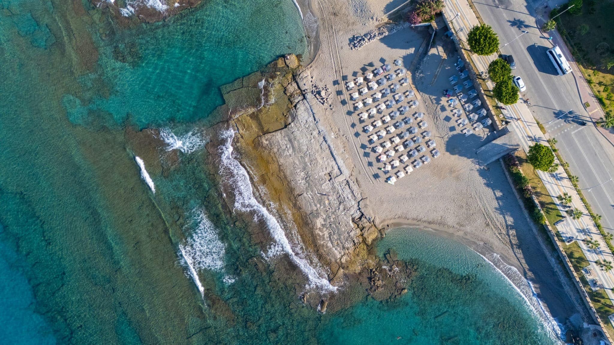 Sarıtaş Hotel denize sıfır özel kum plajı, şezlong ve şemsiye — Alanya Tosmur
