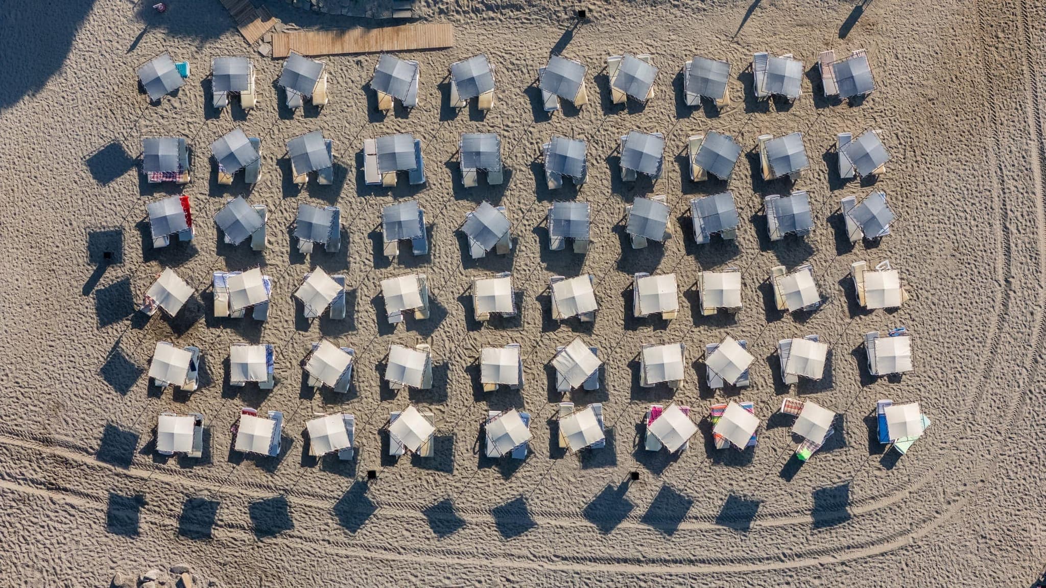 Sarıtaş Hotel denize sıfır özel kum plajı, şezlong ve şemsiye — Alanya Tosmur