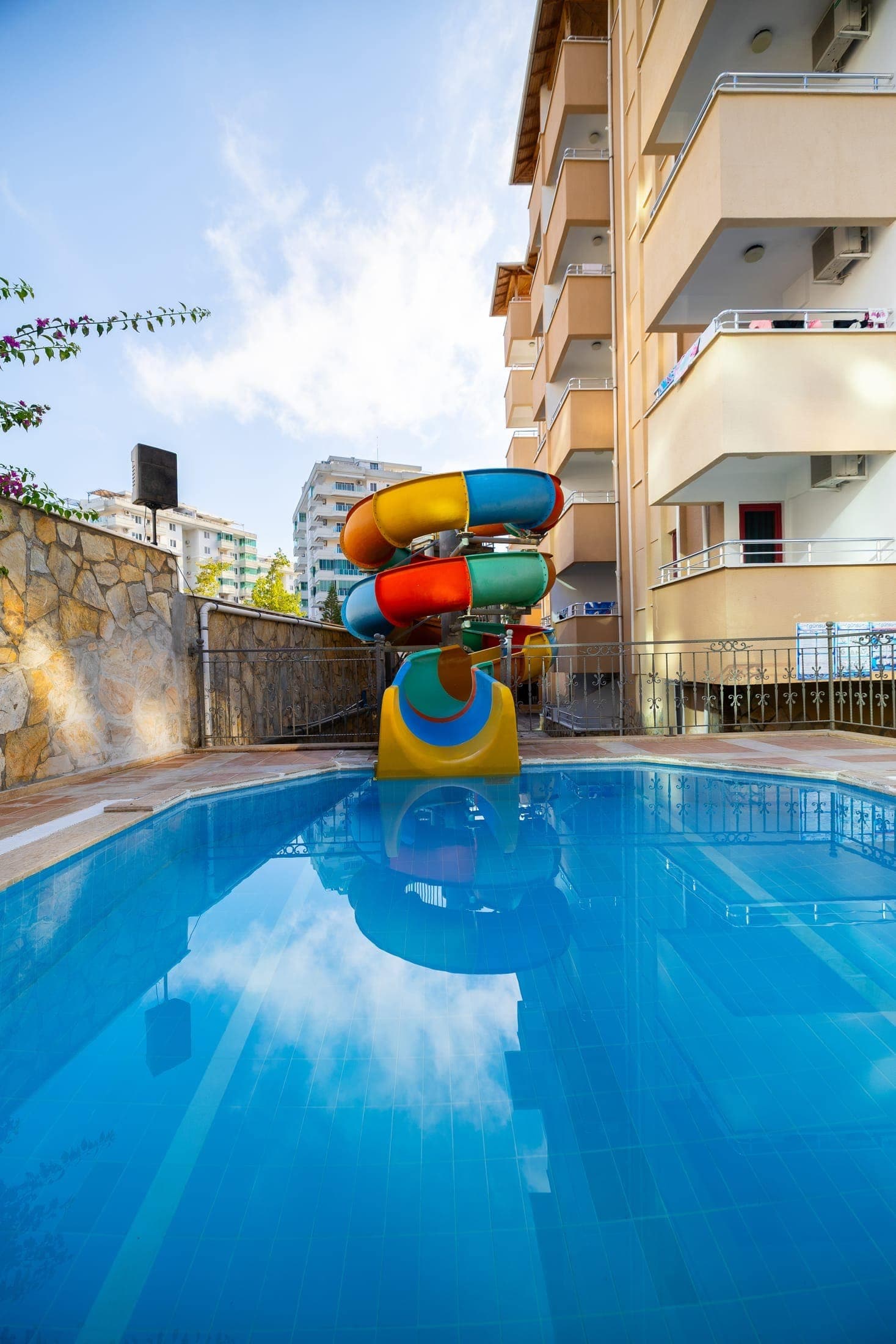 Sarıtaş Hotel Alanya açık yüzme havuzu, kaydıraklı havuz ve havuz başı bar