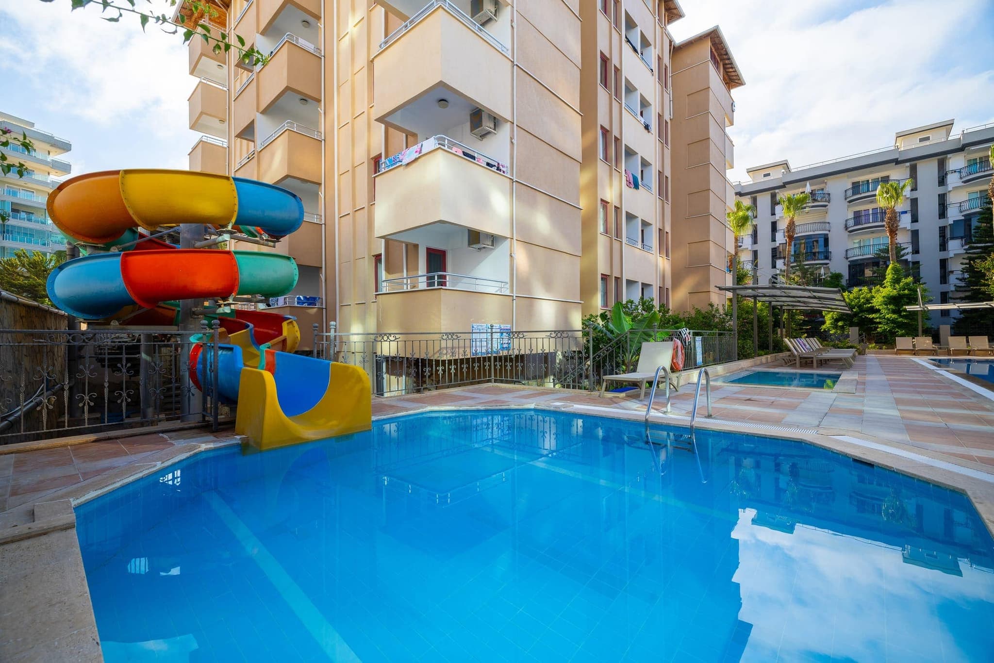Sarıtaş Hotel Alanya açık yüzme havuzu, kaydıraklı havuz ve havuz başı bar