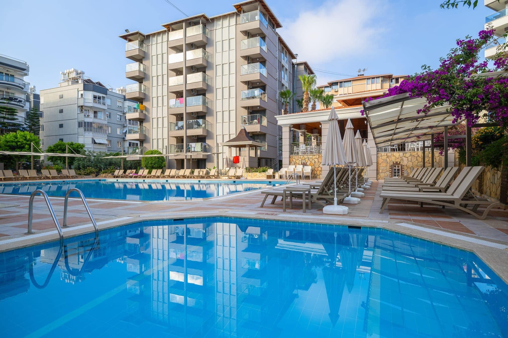 Sarıtaş Hotel Alanya açık yüzme havuzu, kaydıraklı havuz ve havuz başı bar