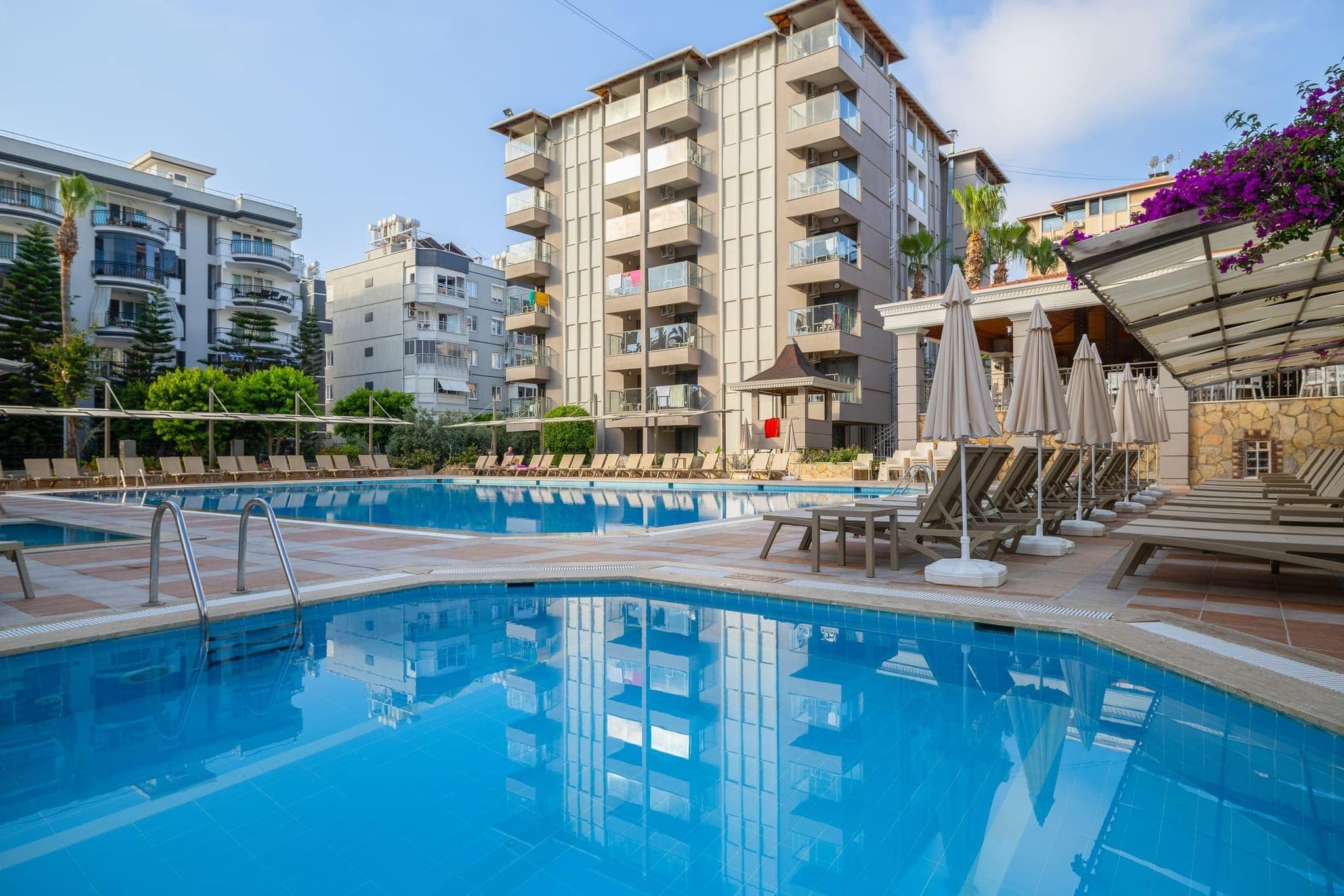 Sarıtaş Hotel Alanya açık yüzme havuzu, kaydıraklı havuz ve havuz başı bar