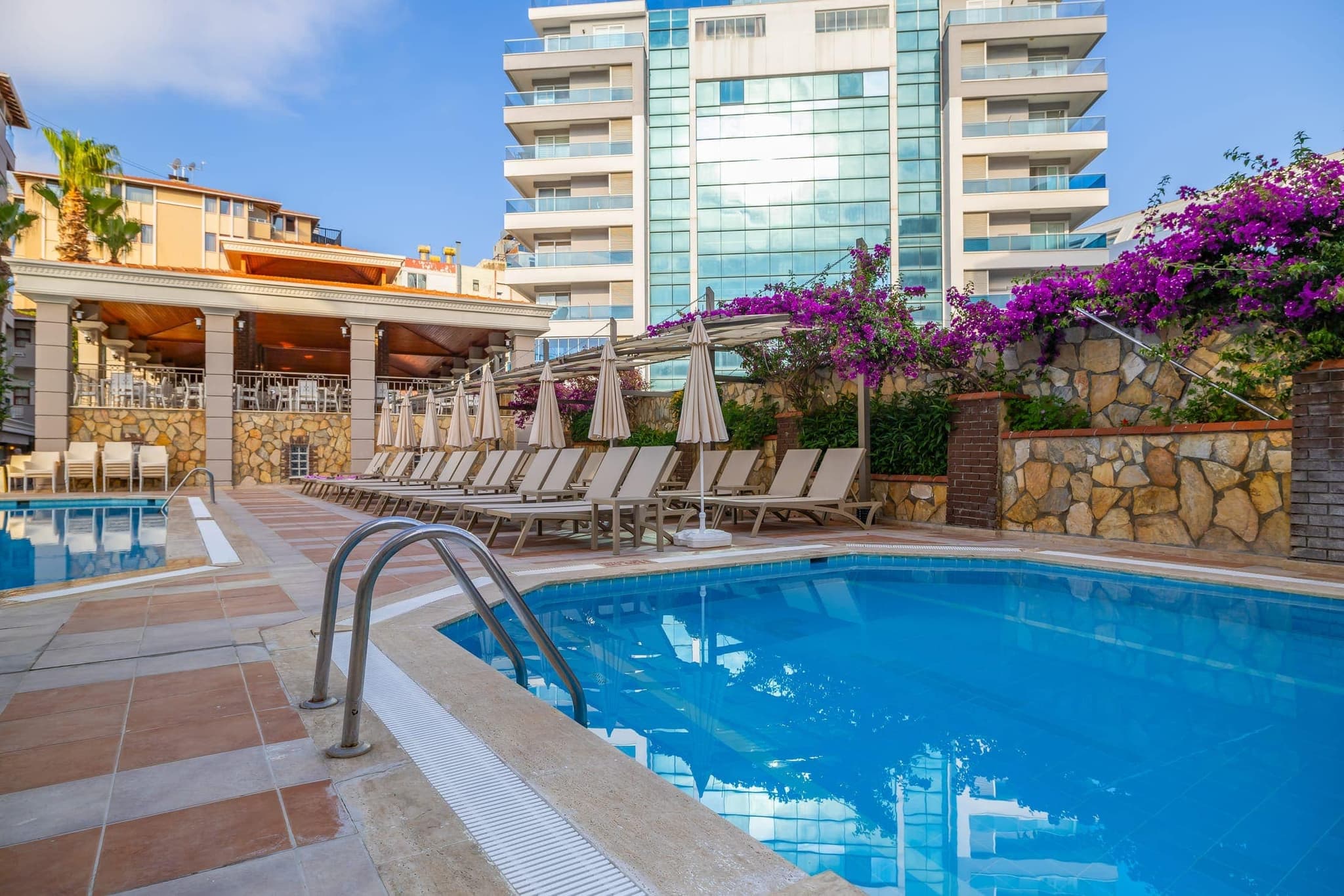 Sarıtaş Hotel Alanya açık yüzme havuzu, kaydıraklı havuz ve havuz başı bar