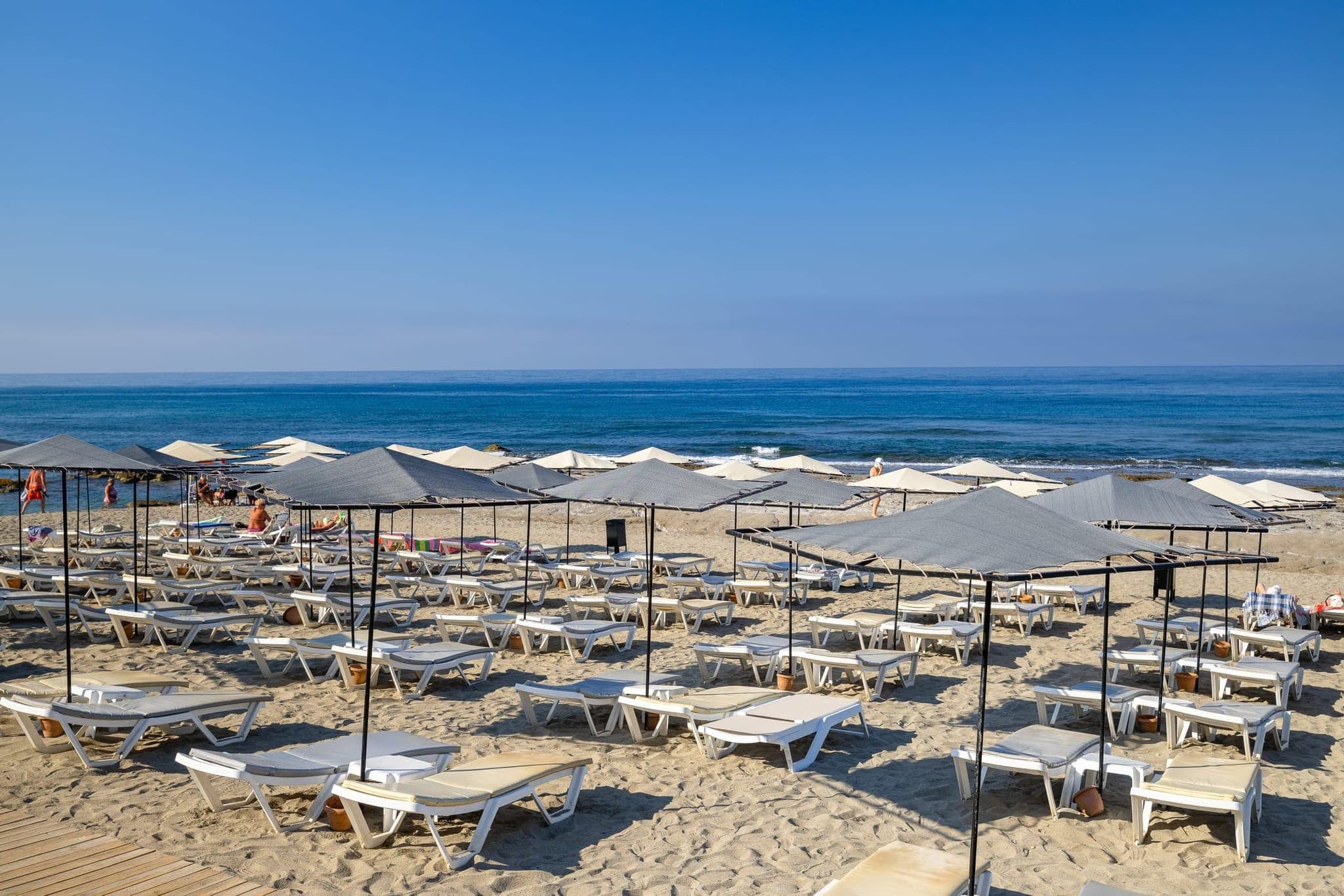 Sarıtaş Hotel yemyeşil bahçe ve dinlenme terasları — Alanya Tosmur
