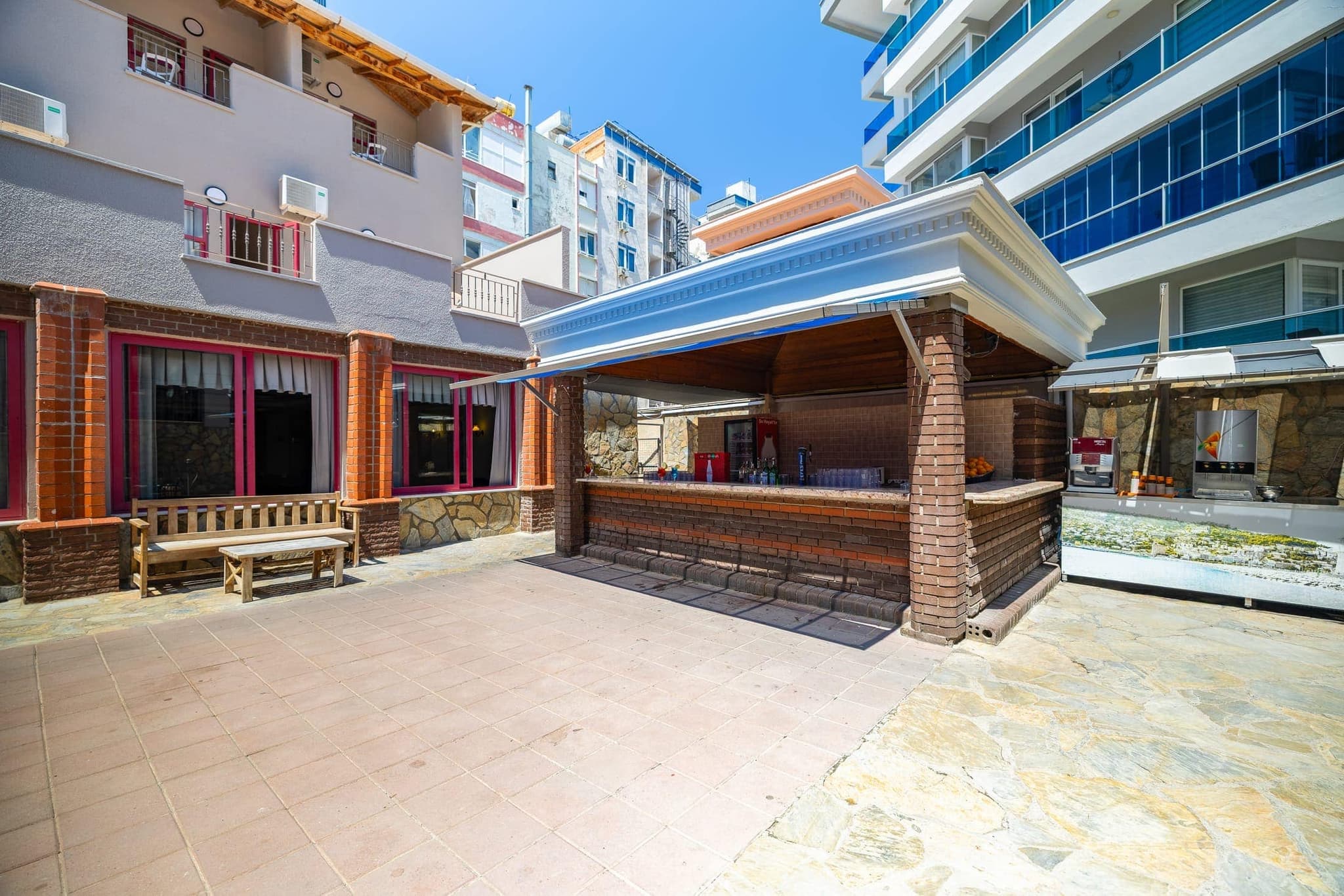 Sarıtaş Hotel yemyeşil bahçe ve dinlenme terasları — Alanya Tosmur