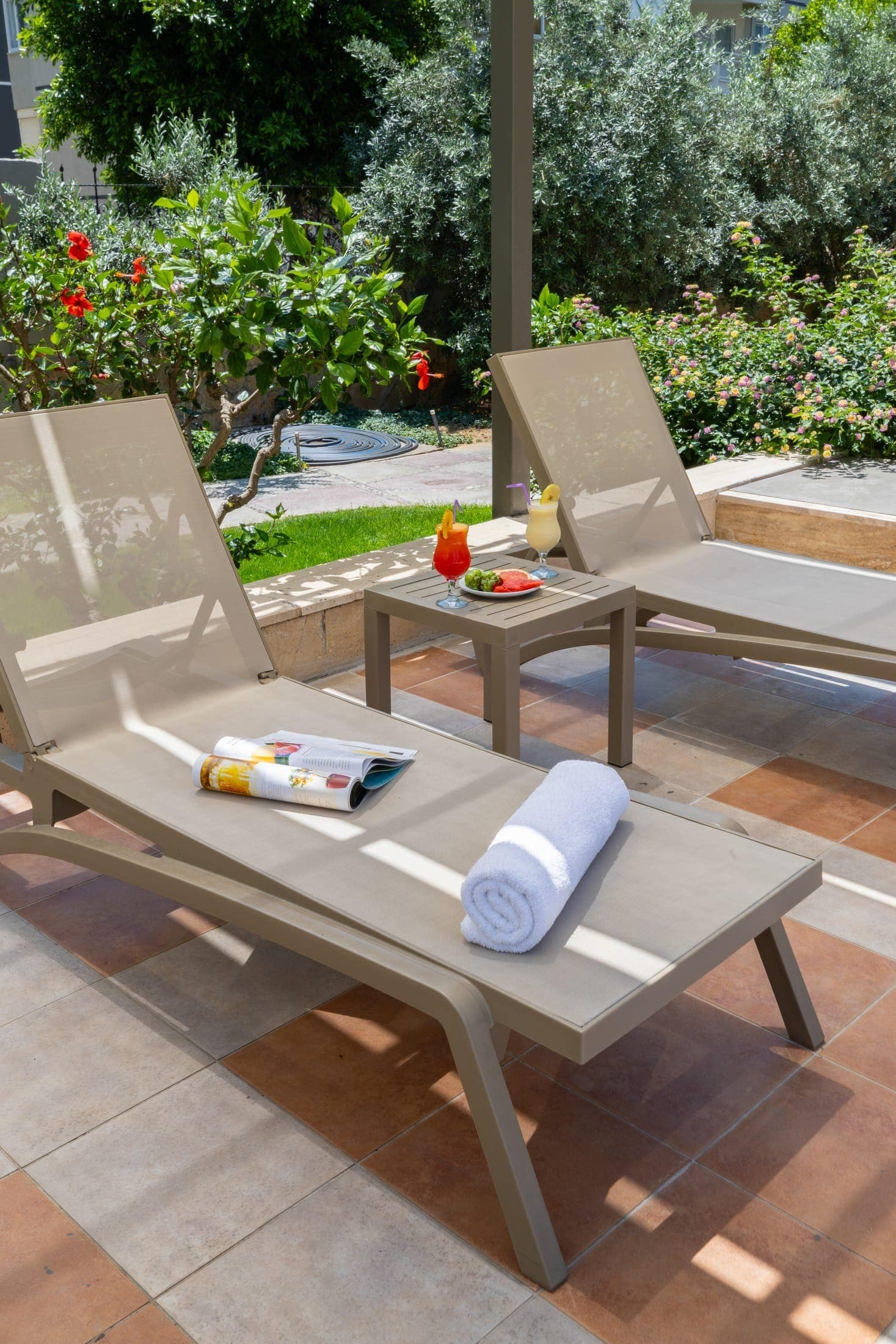 Sarıtaş Hotel yemyeşil bahçe ve dinlenme terasları — Alanya Tosmur