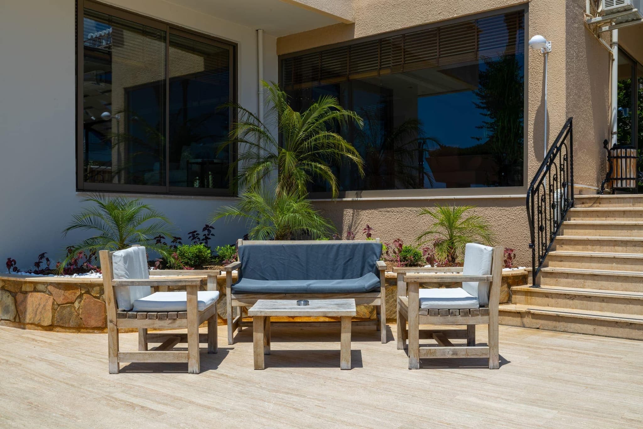 Sarıtaş Hotel yemyeşil bahçe ve dinlenme terasları — Alanya Tosmur