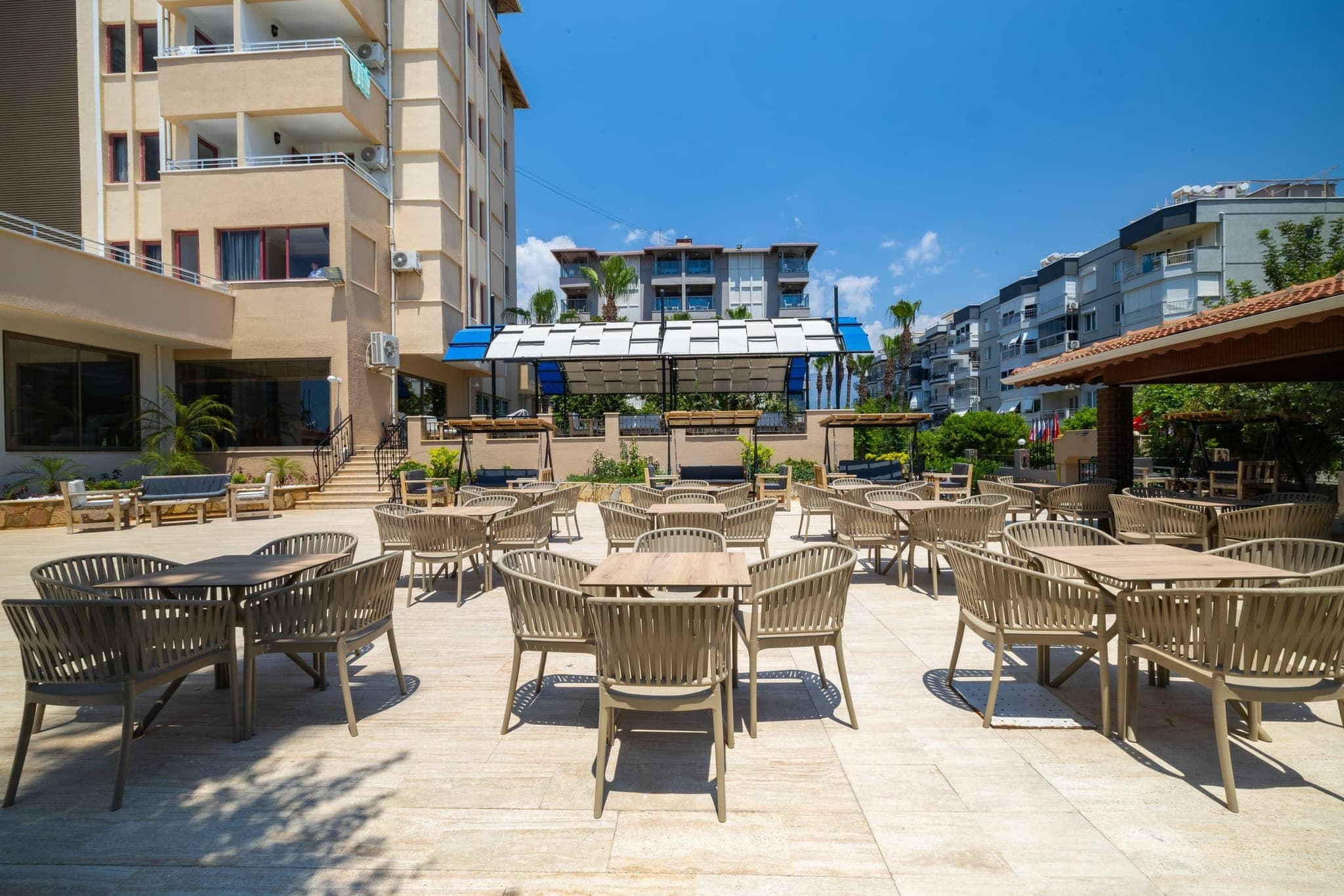 Sarıtaş Hotel yemyeşil bahçe ve dinlenme terasları — Alanya Tosmur