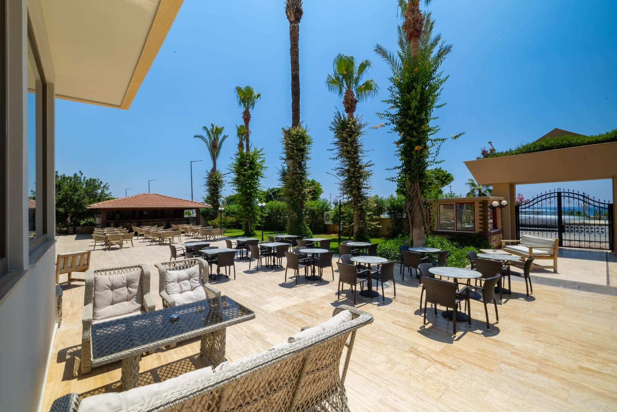 Sarıtaş Hotel yemyeşil bahçe ve dinlenme terasları — Alanya Tosmur