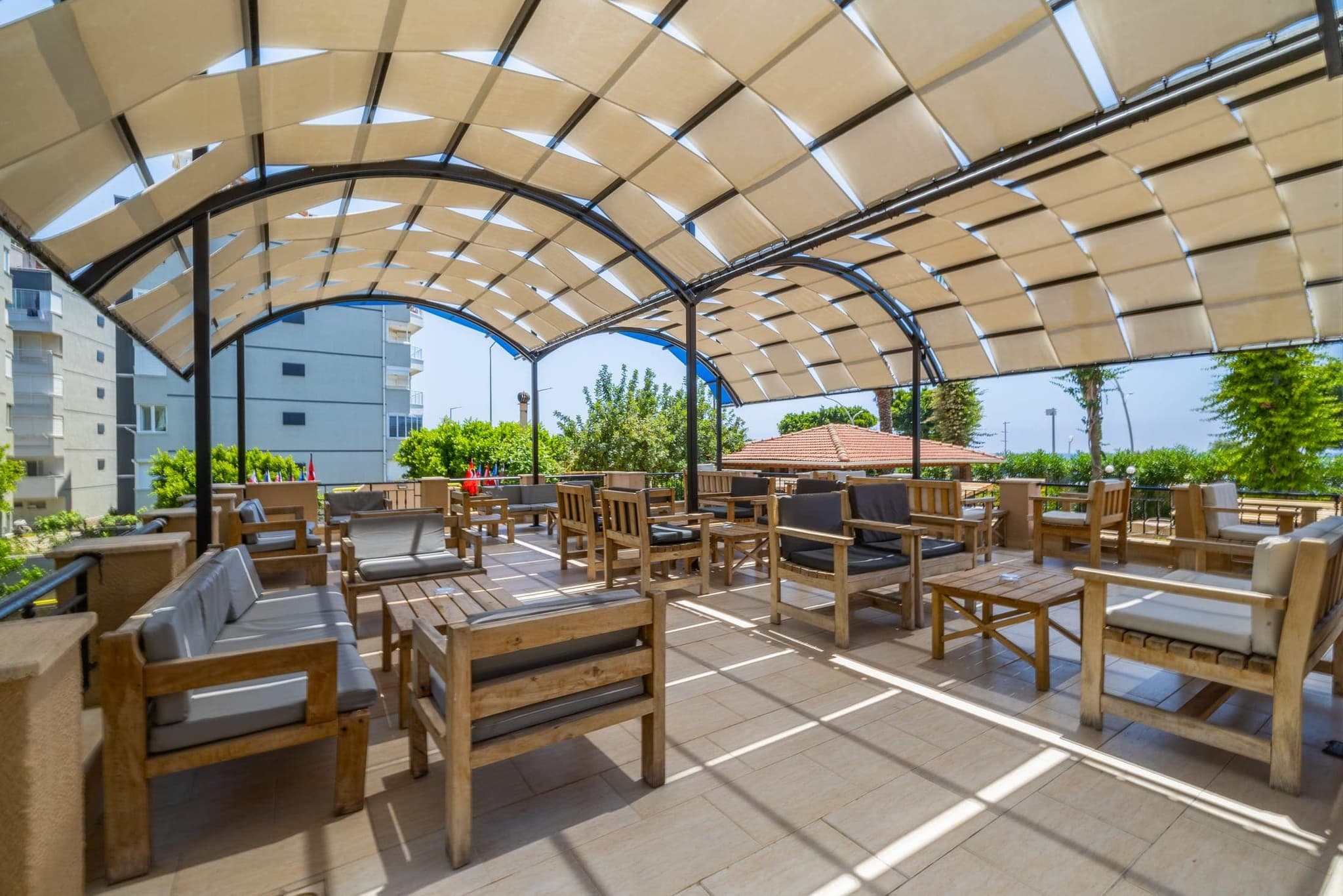 Sarıtaş Hotel yemyeşil bahçe ve dinlenme terasları — Alanya Tosmur
