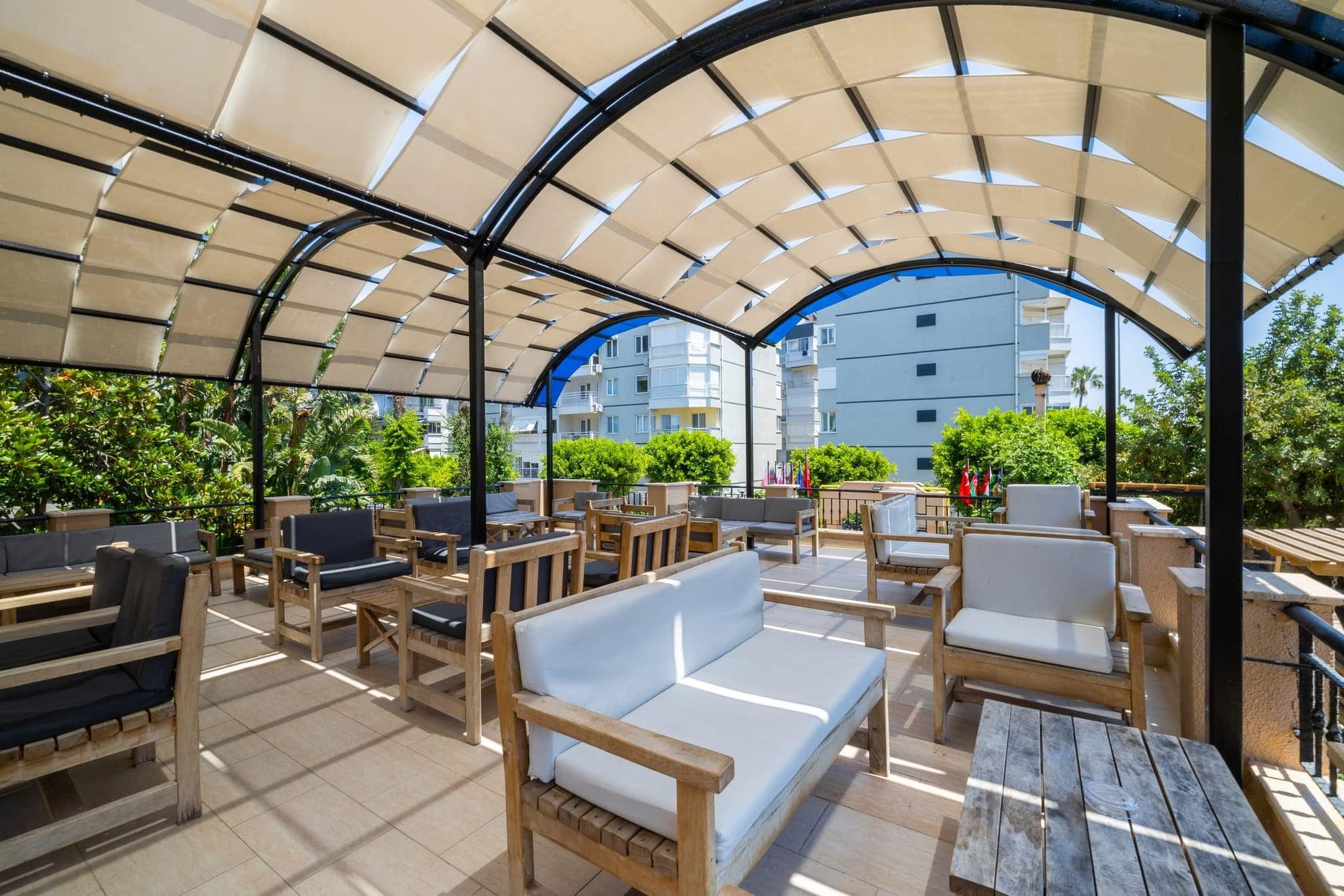Sarıtaş Hotel yemyeşil bahçe ve dinlenme terasları — Alanya Tosmur