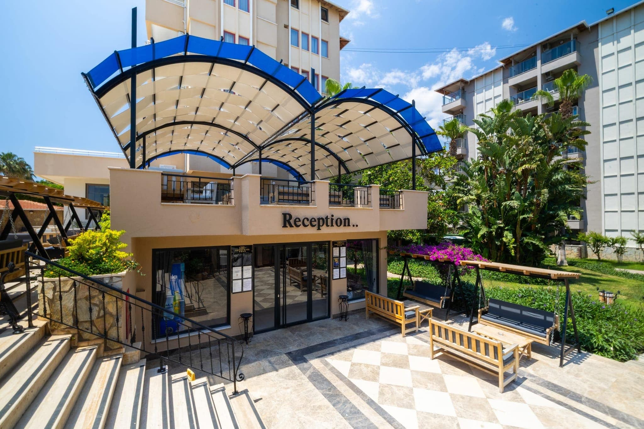 Sarıtaş Hotel yemyeşil bahçe ve dinlenme terasları — Alanya Tosmur