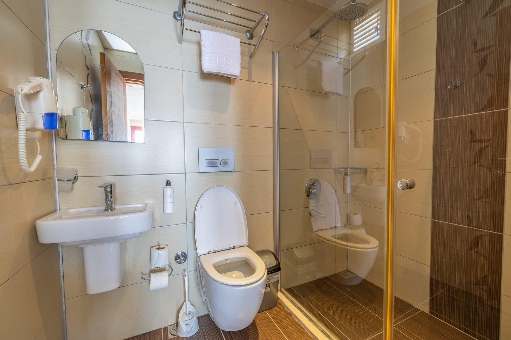 Sarıtaş Hotel modern oda banyosu ve donanımlı ünite