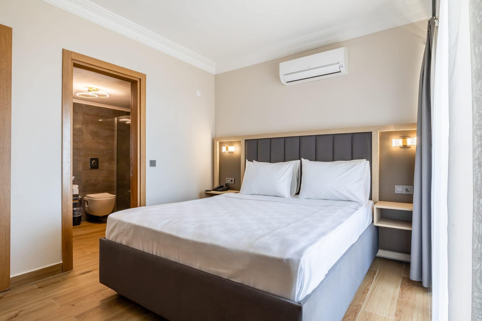 Sarıtaş Hotel modern oda banyosu ve donanımlı ünite