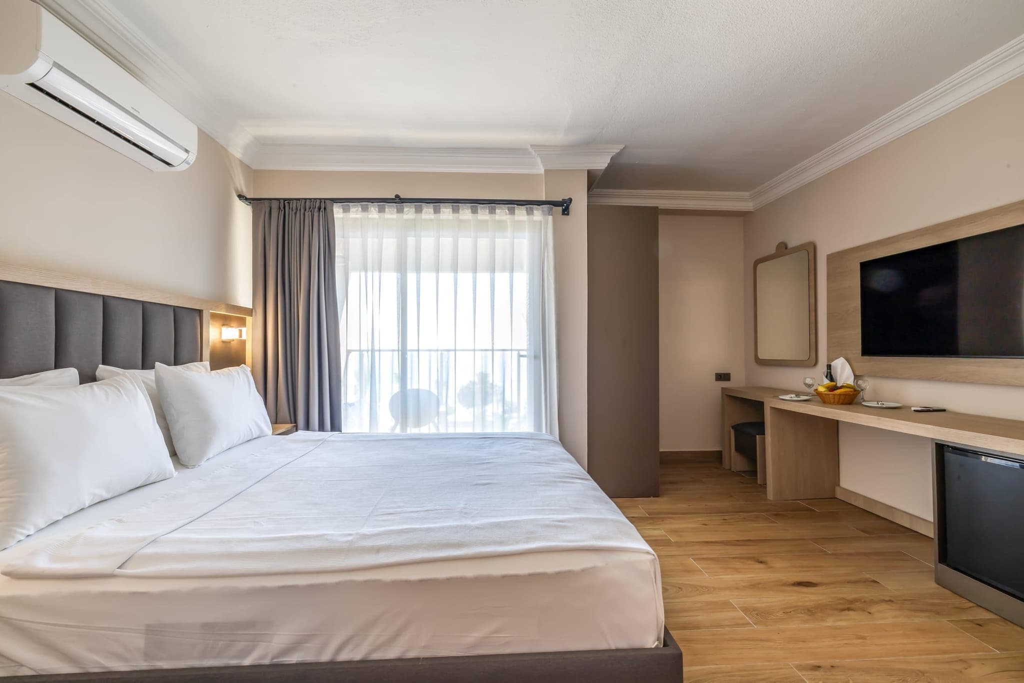 Sarıtaş Hotel modern oda banyosu ve donanımlı ünite