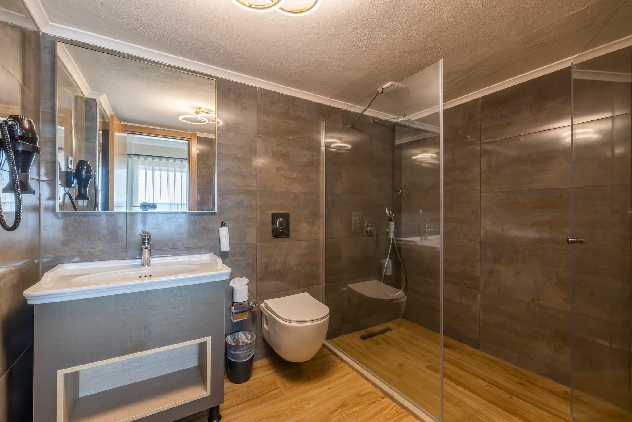 Sarıtaş Hotel modern oda banyosu ve donanımlı ünite