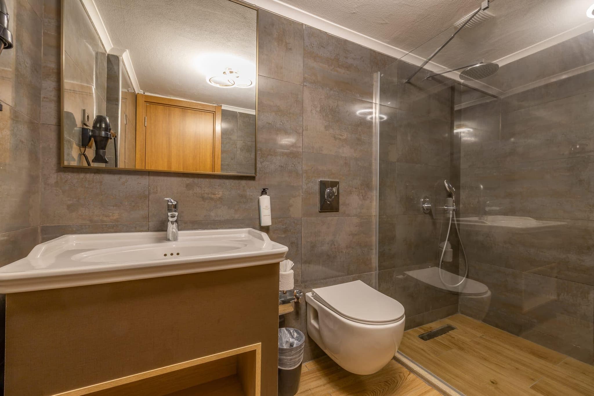 Sarıtaş Hotel modern oda banyosu ve donanımlı ünite